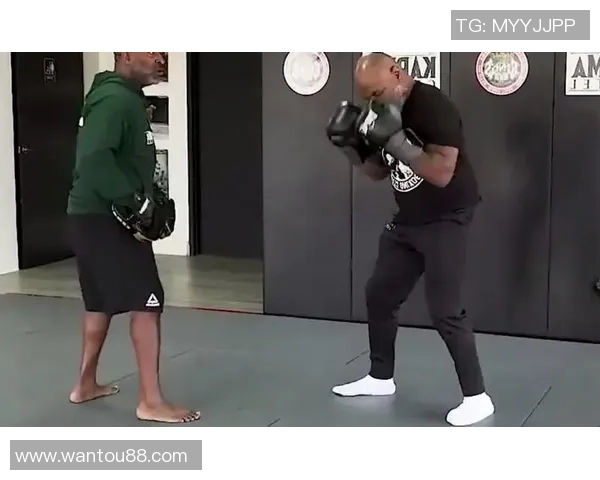 今天泰森与小罗伊琼斯的巅峰对决引发拳击界热议与期待