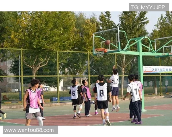 篮球明星亲临校园关爱青少年运动员激励梦想与奋斗精神